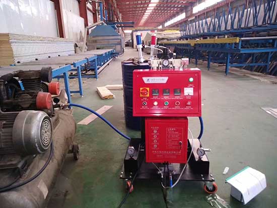 牧原養(yǎng)豬場保溫板連接處怎么處理噴涂聚氨酯行不行(圖2) 牧原養(yǎng)豬場保溫板連接處噴涂聚氨酯保溫設(shè)備